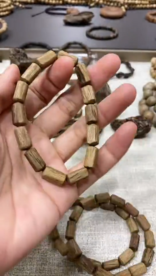 【闪购商品】沉香菩萨棋清刀随形桶珠单圈