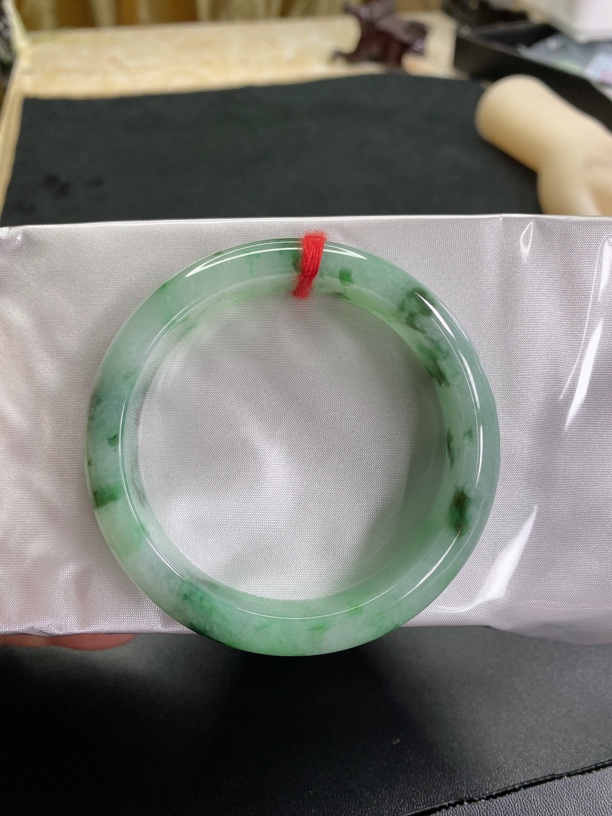 A23缅甸天然A货翡翠54-55圈口绿底飘花手镯、有纹裂