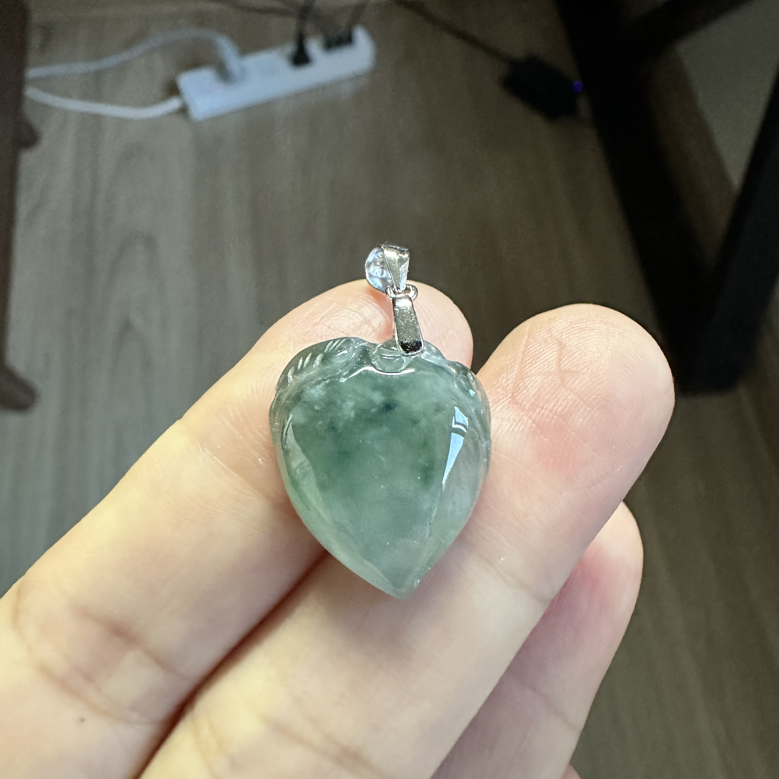 天然缅甸翡翠A货，小挂件小桃子 尺寸18.2*16*5.5