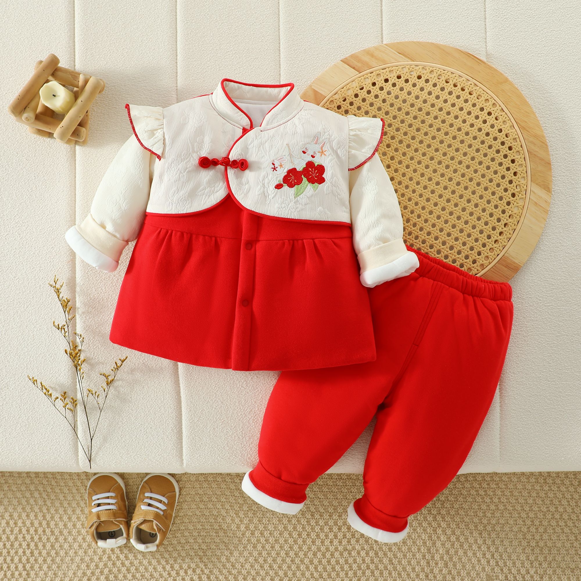 灯笼小兔套装国风周岁刺绣小兔洋气外出时尚女宝宝薄棉套装拜年服