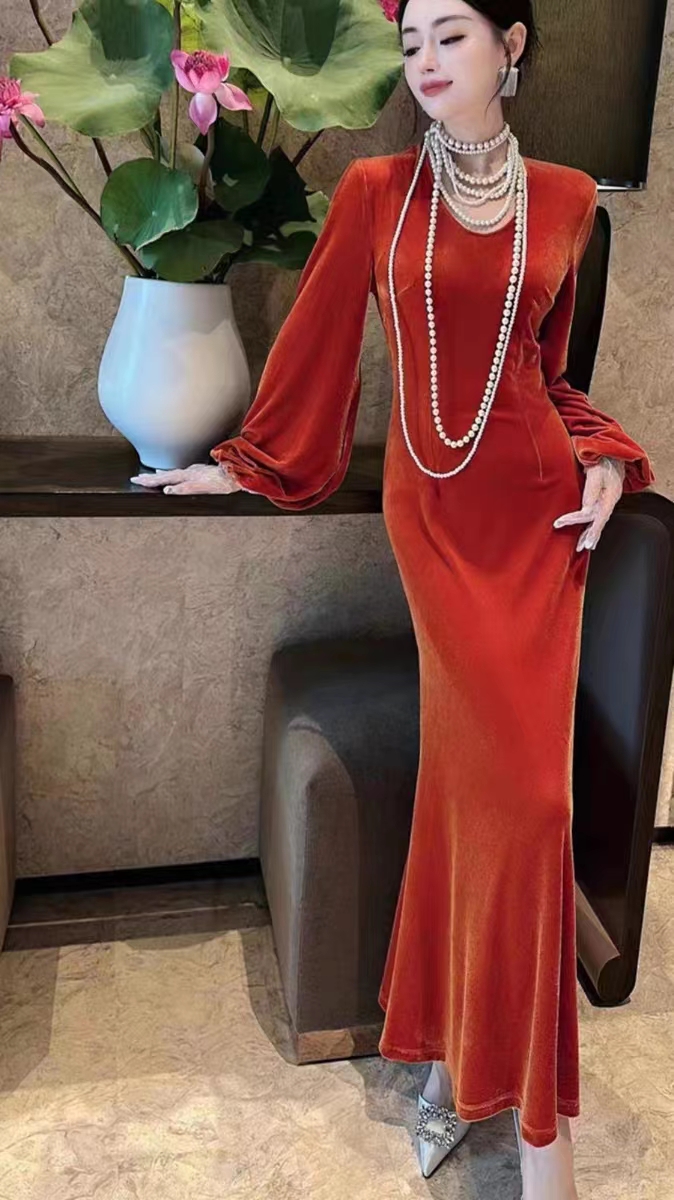 【莫奈花园】25年新款复古收腰修身长袖气质长款秋冬丝绒连衣裙