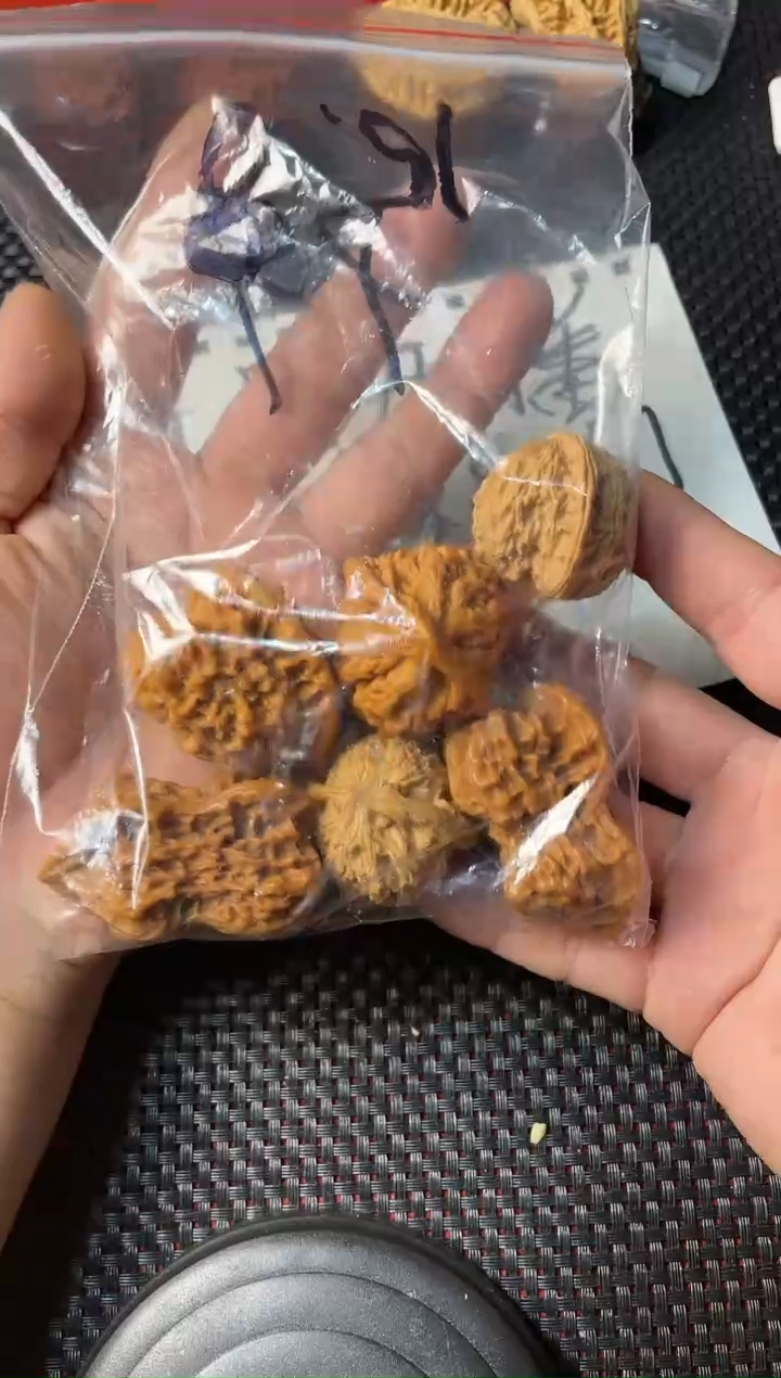 【闪购商品】桃核吊坠继往开来