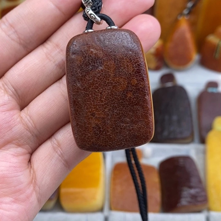 天然的琥珀蜜蜡吊坠