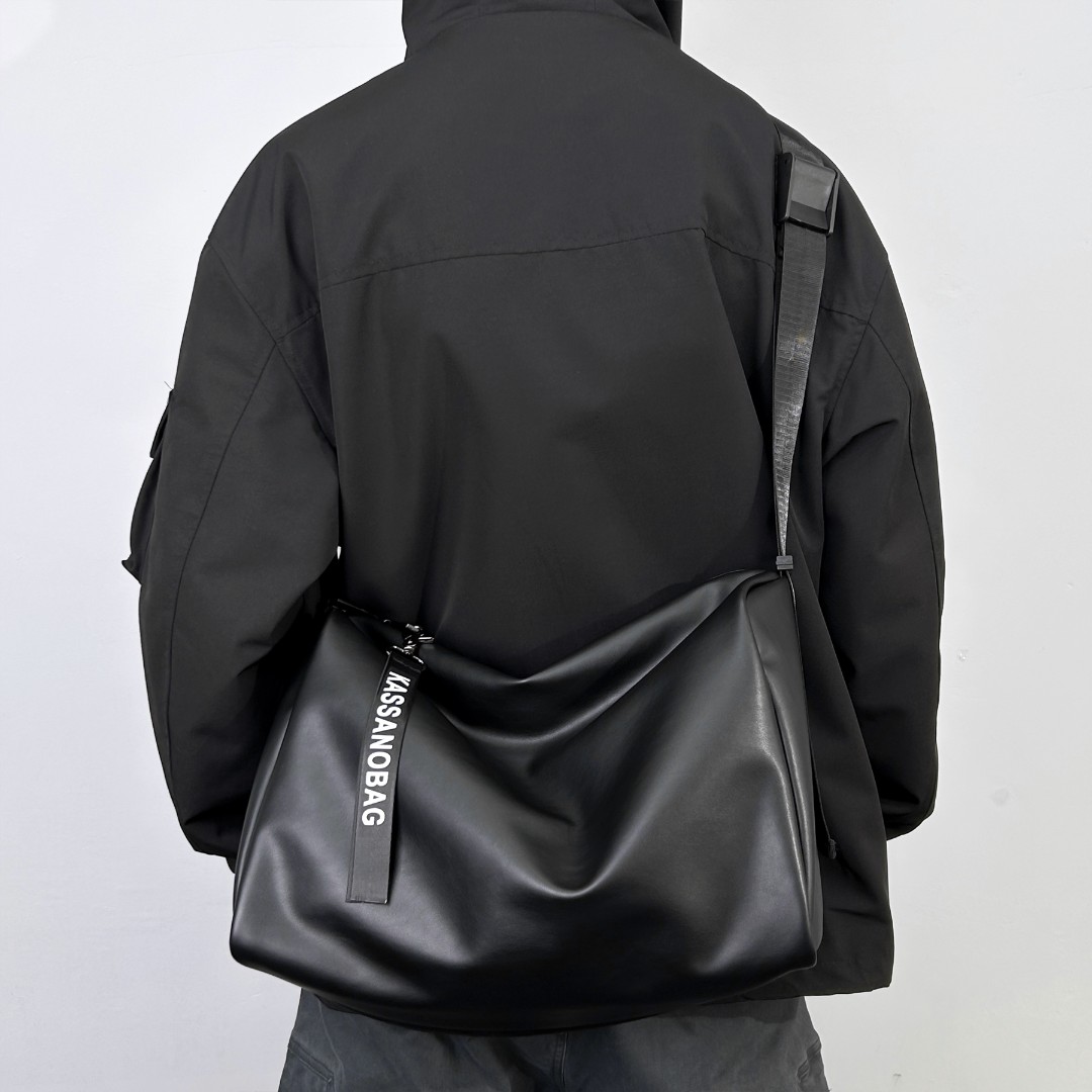 大容量斜挎包男士背包2025潮流休闲简约软皮单肩包男挎包健身包PU