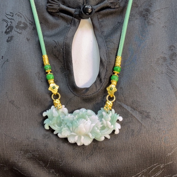 翡翠吊坠(赠链)未镶嵌京*儿代编织