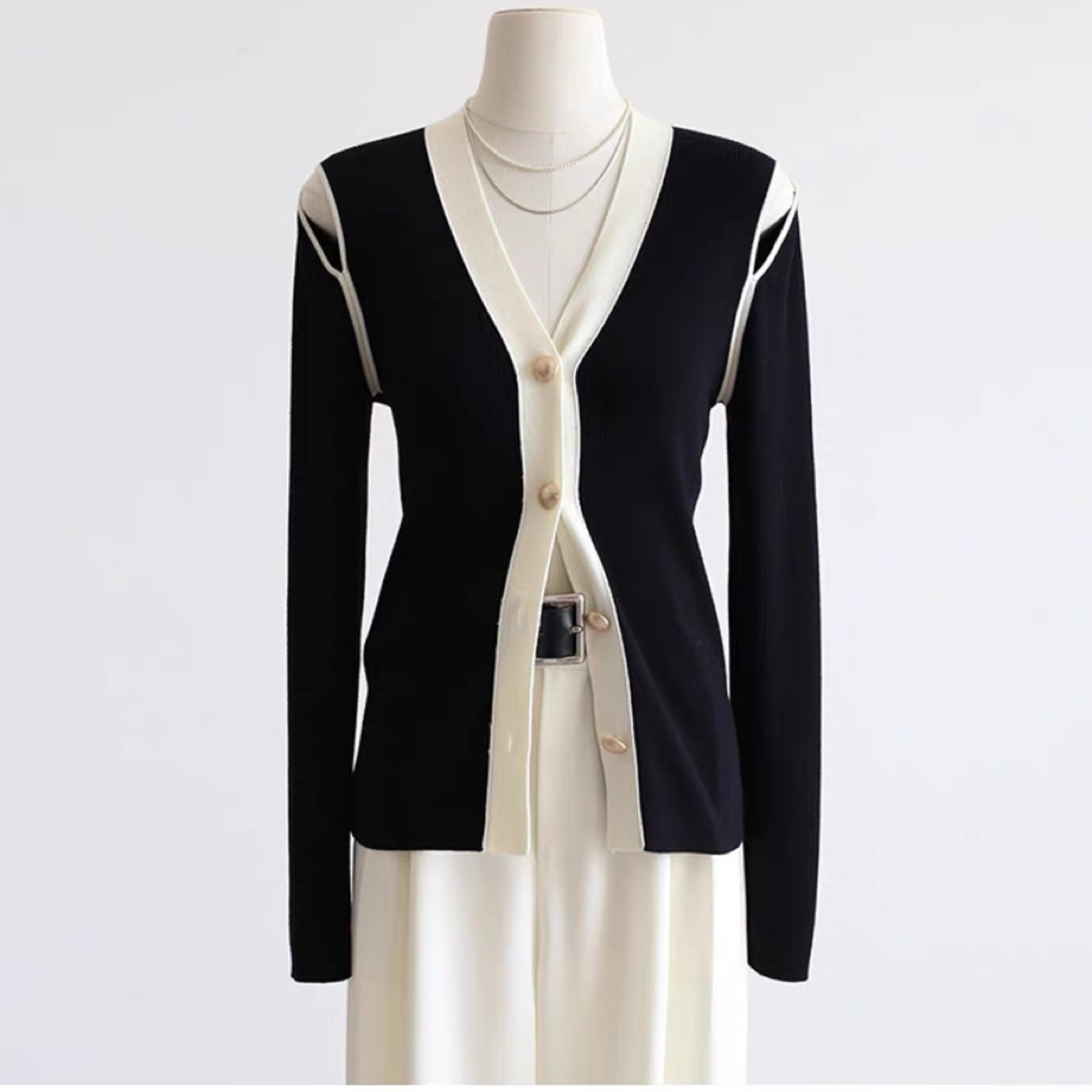 【聚新汇】秋冬新款小香风黑白撞色露肩设计毛衣针织显瘦开衫时尚