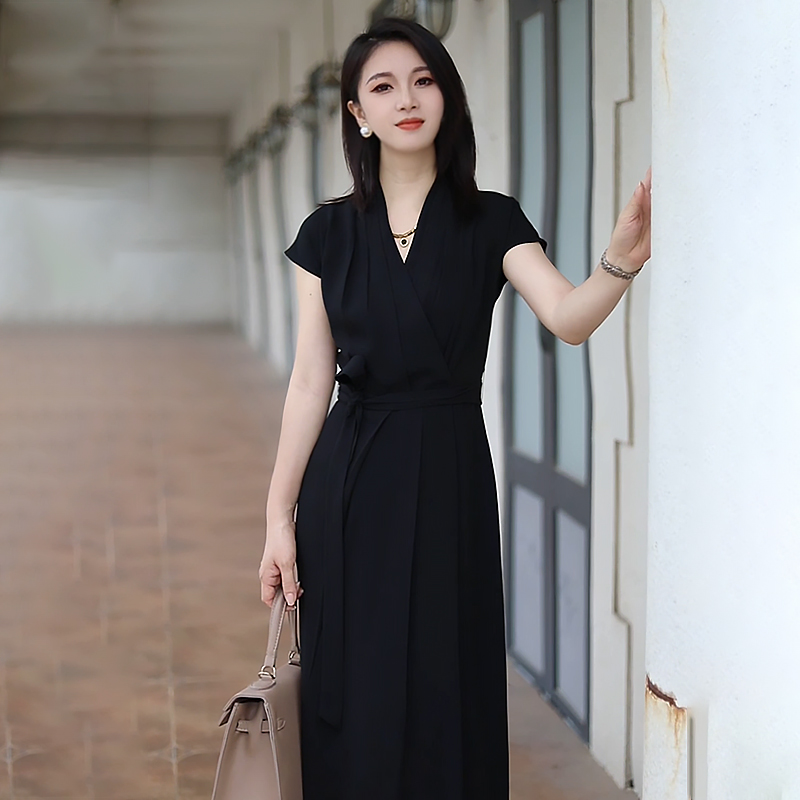连衣裙新款女夏季v领气质高级感收腰显瘦婚宴礼服小黑裙高腰