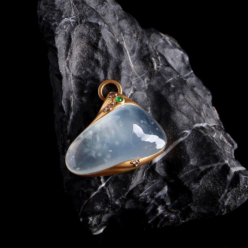 名玉艺术【随形】天然缅甸翡翠 18K金镶嵌 冰种白月光翡翠挂件