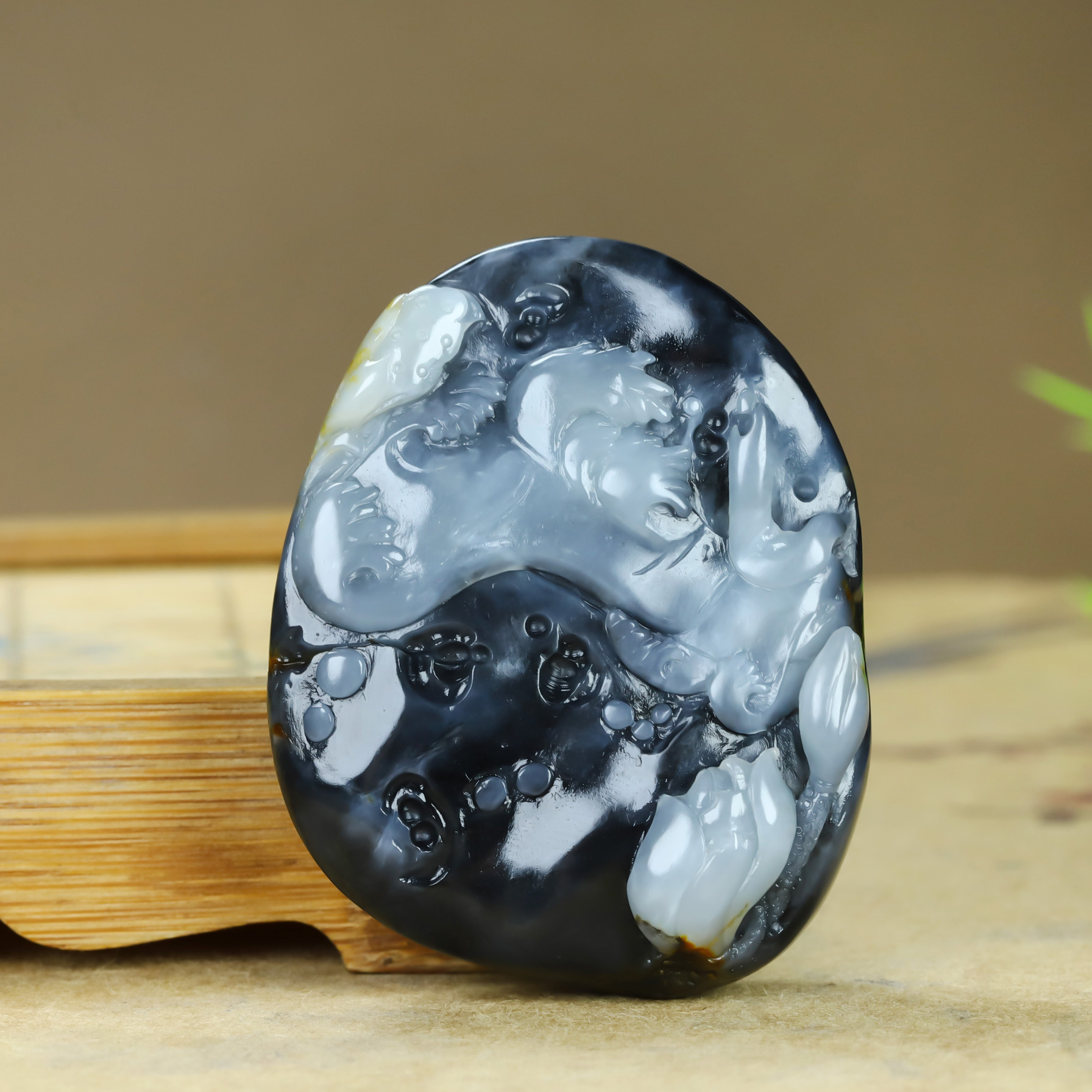 和田玉青花籽料悟道把件