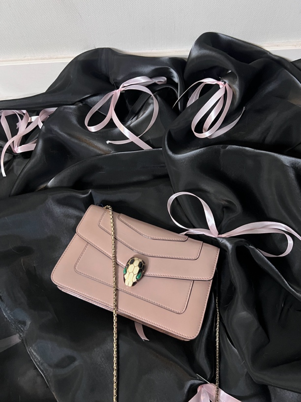95新 BVLGARI/宝格丽 藕粉色专柜在售斜挎包xw