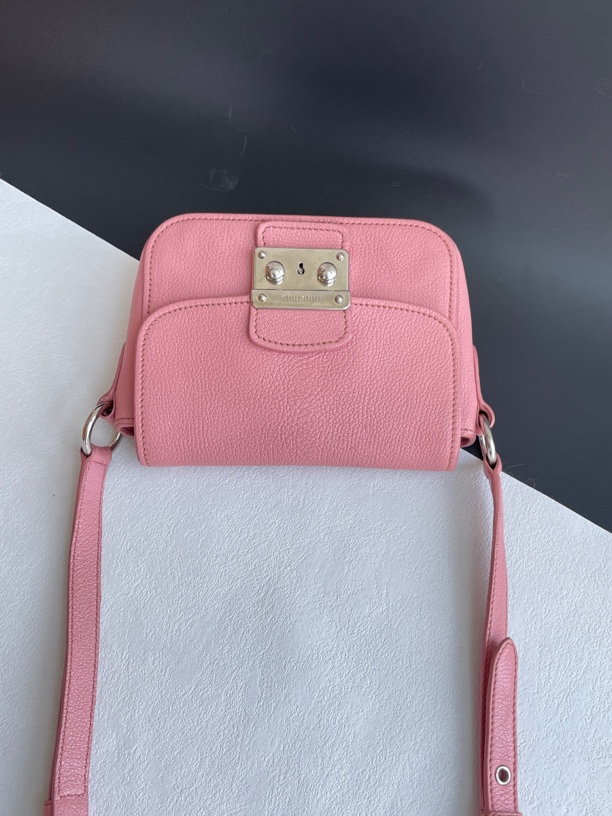 95新 MIU MIU/缪缪 粉色翻盖斜挎单肩包xw