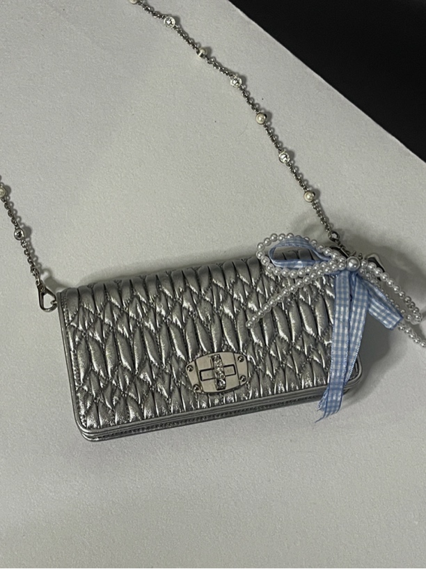 95新 MIU MIU/缪缪 银色褶皱斜挎包xw