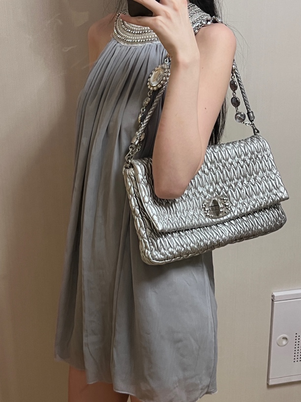 95新 MIU MIU/缪缪 银色中号法棍褶皱单肩包xw