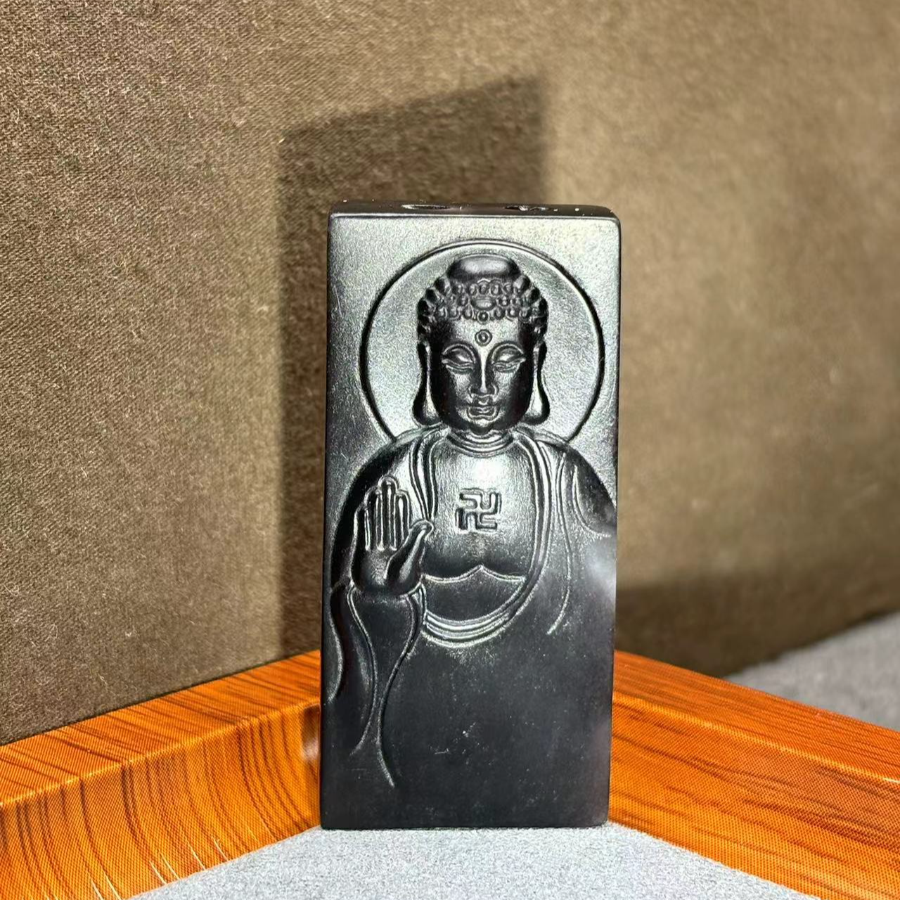 和田玉烟紫大日如来雕刻吊坠