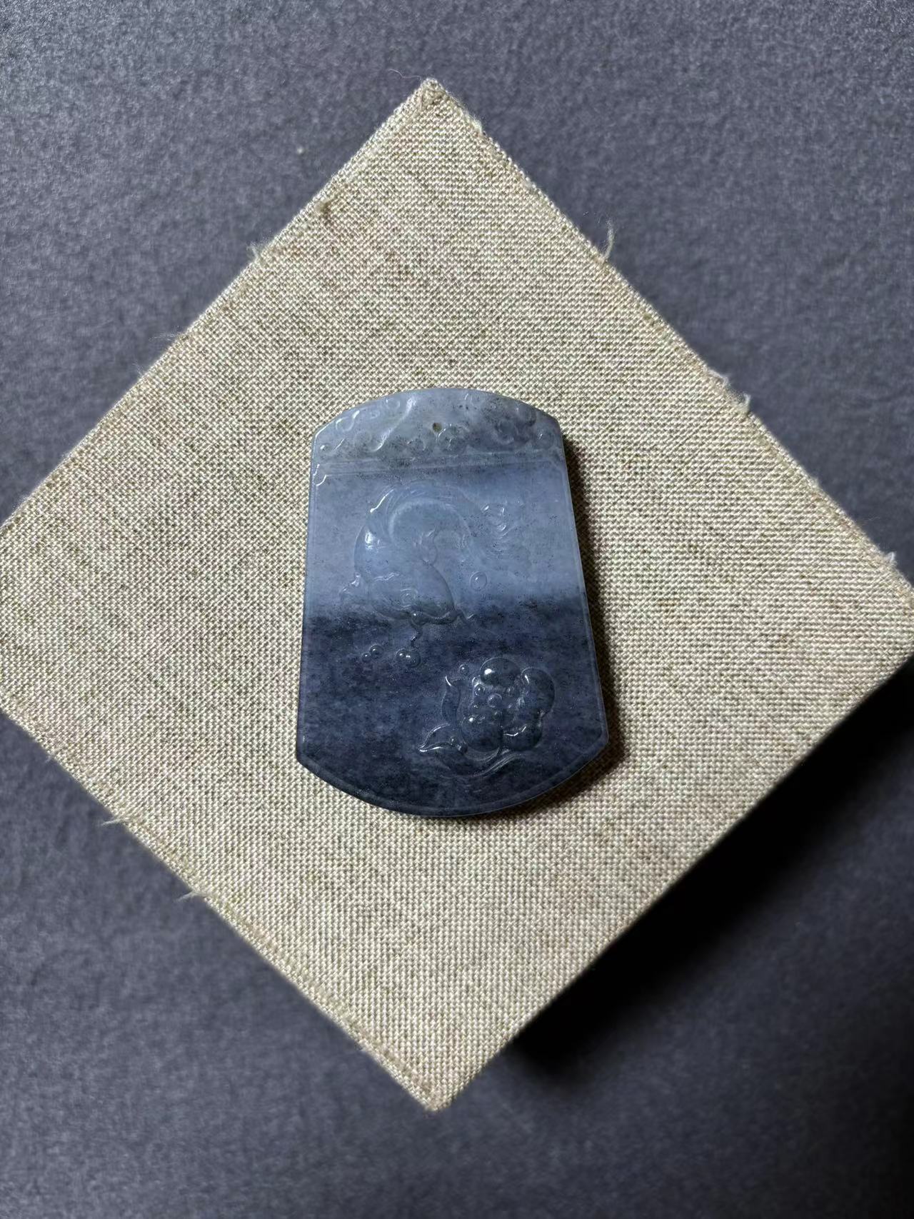 青花籽料和田玉鲤鱼莲花雕刻男士吊坠