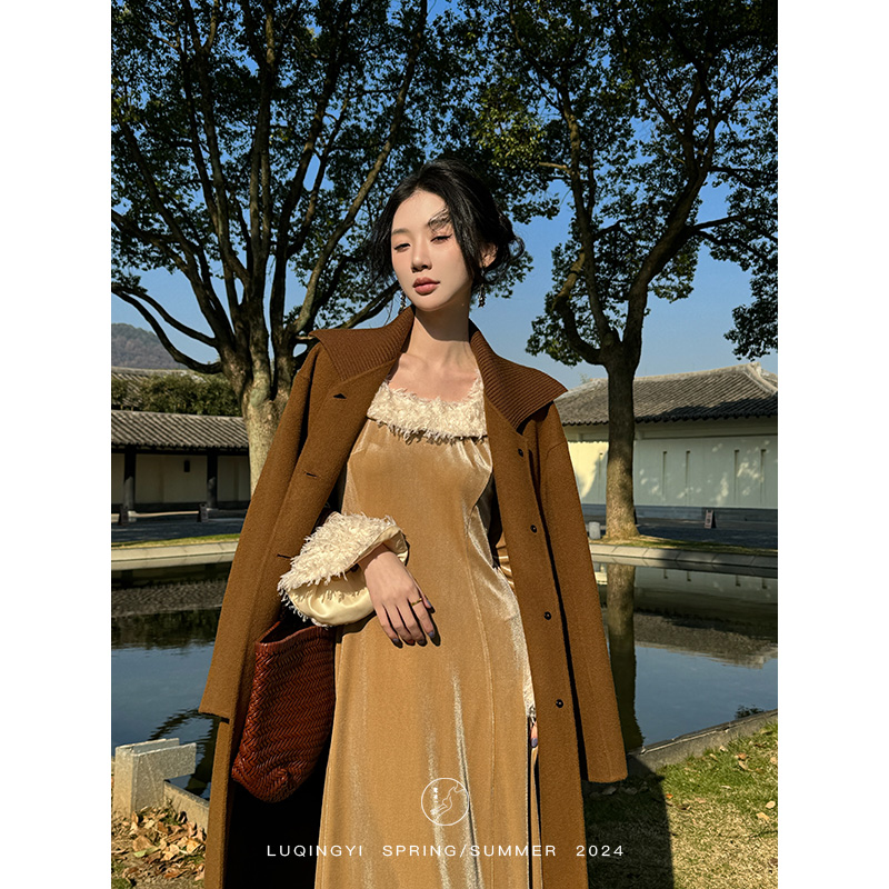 鹭青一原创【天鹅湖】丝绒连衣裙女冬羽毛喇叭袖法式长裙L24L1821H