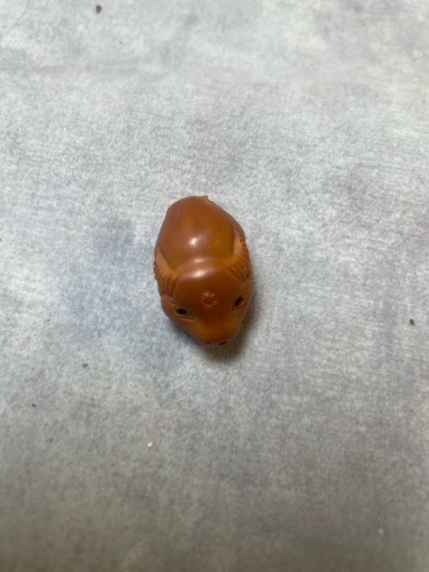 橄榄核雕刻小母牛