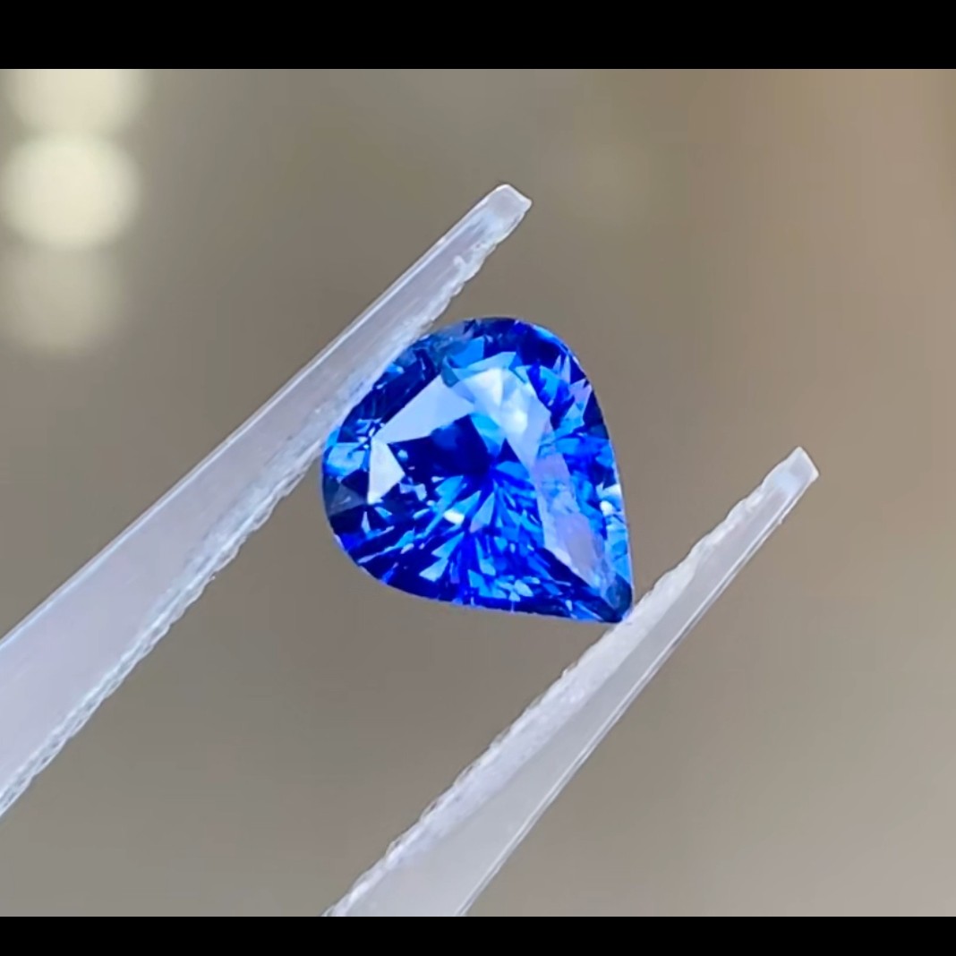 天然矢车菊蓝宝石1.74ct全净无瑕满火彩AIGS证书颜色浓郁干净好货