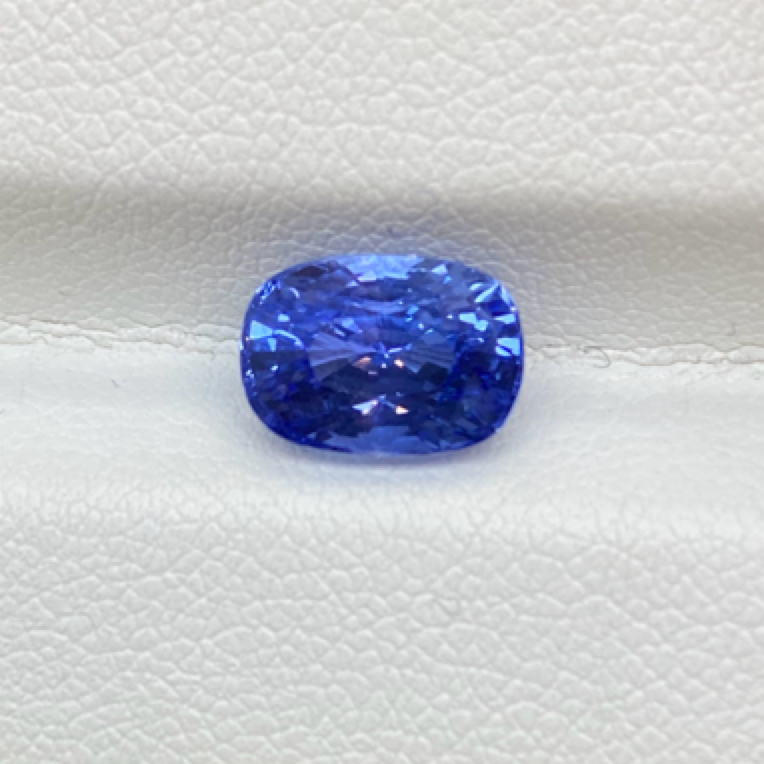 无烧3.75ct矢车菊蓝宝石Vb吉尔德证全净玻璃体火彩好颜色正干净