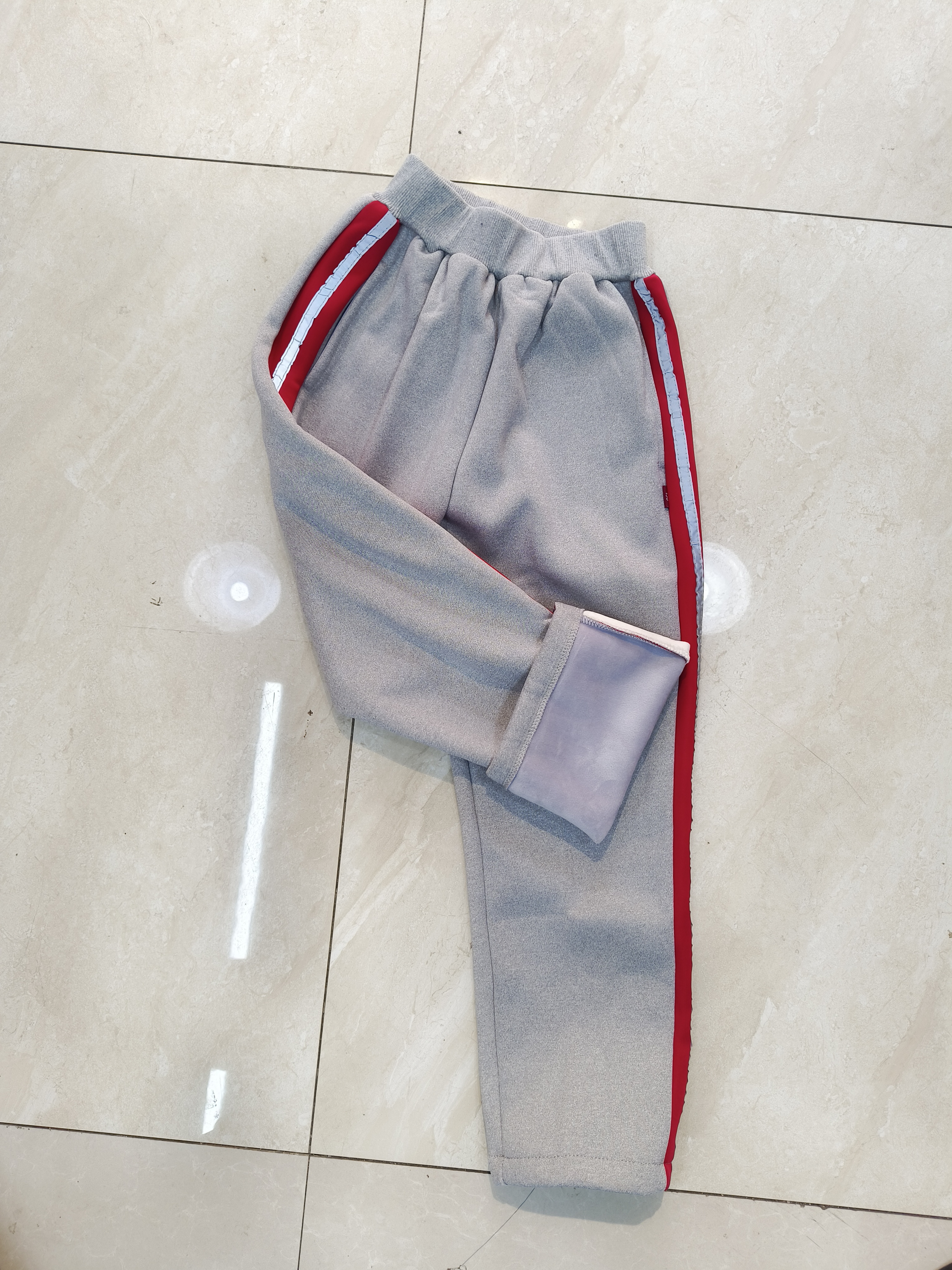 浅灰红条反光条加绒运动裤