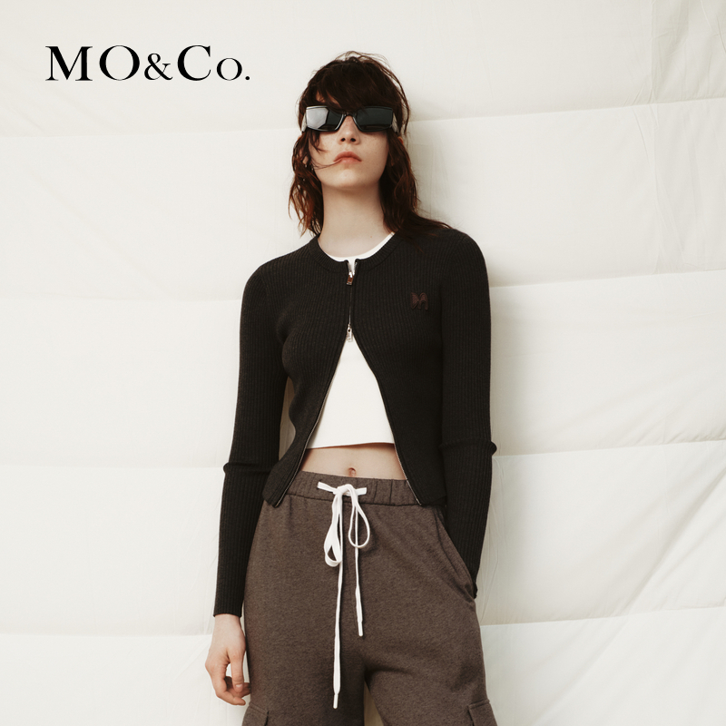 MOCO秋字母刺绣双开头拉链修身针织开衫辣妹风MBC3CARK02