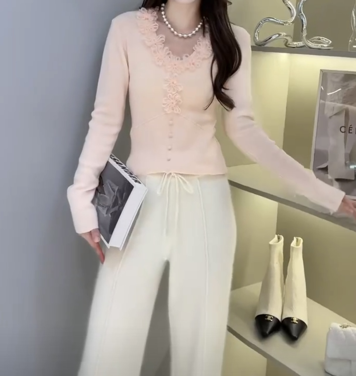 【伊家】法式立体花拼接v领气质打底衫