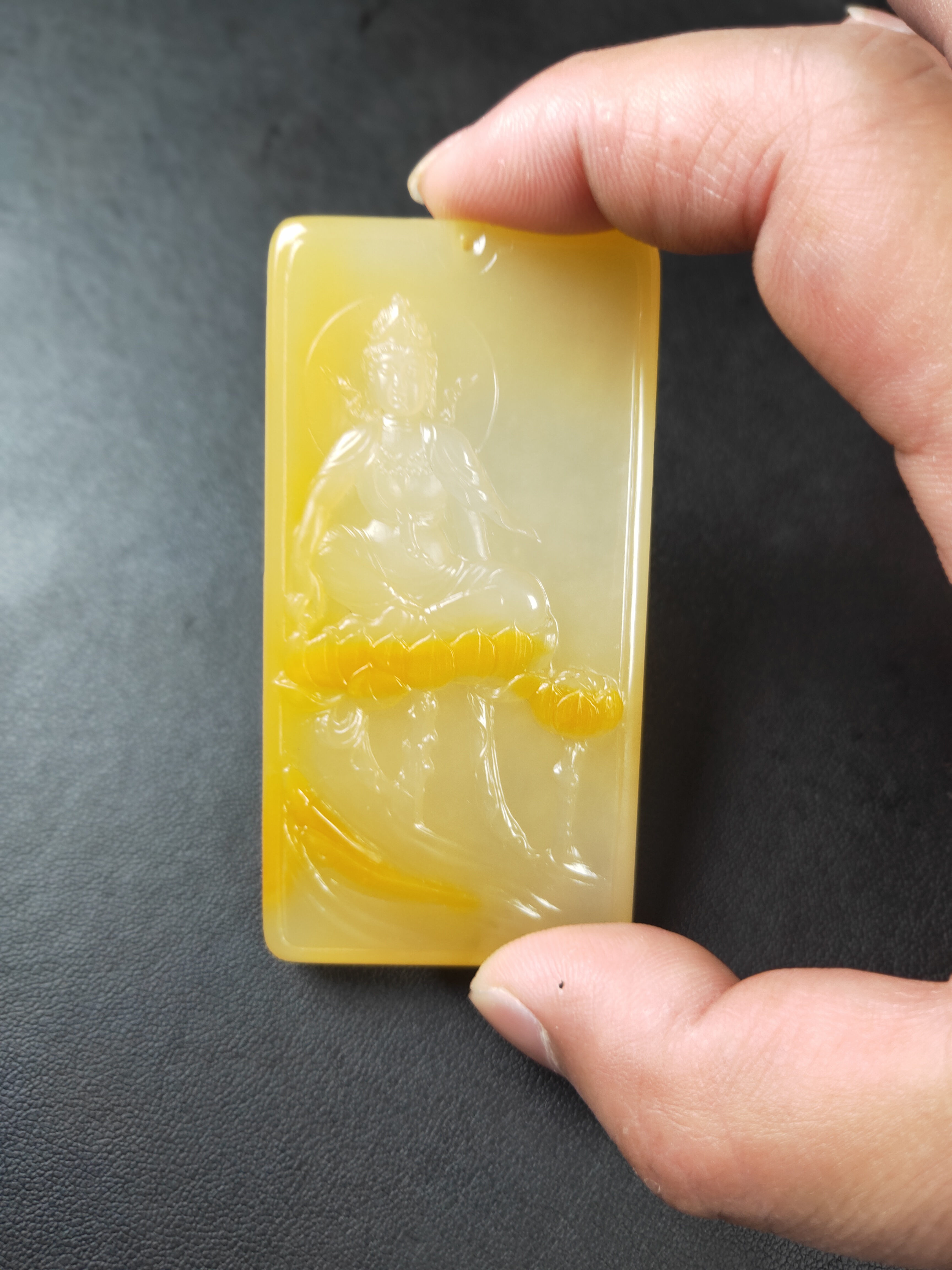 黄龙玉精品俏色观音吊坠