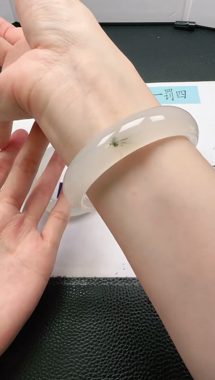 【闪购商品】石英质玉手镯未镶嵌95