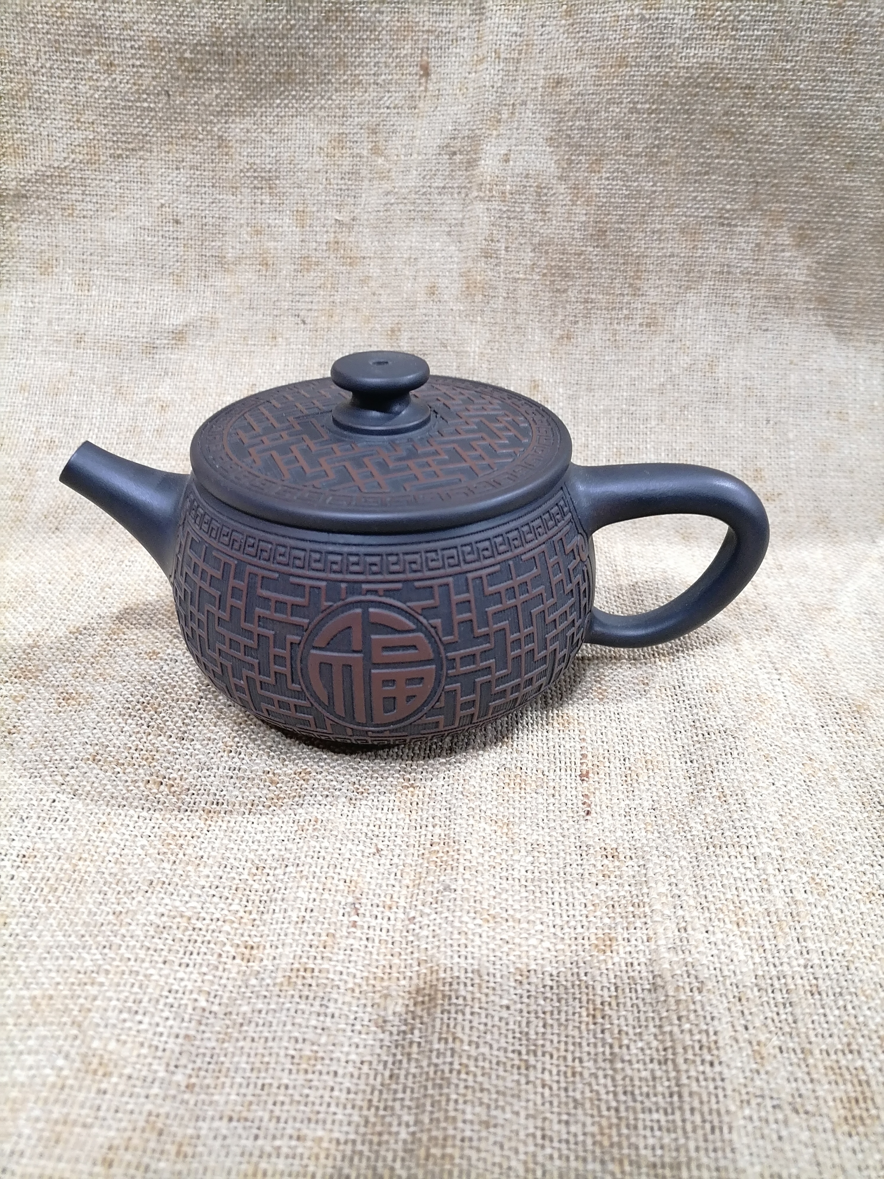 建水紫陶，采用云南泥土制作。