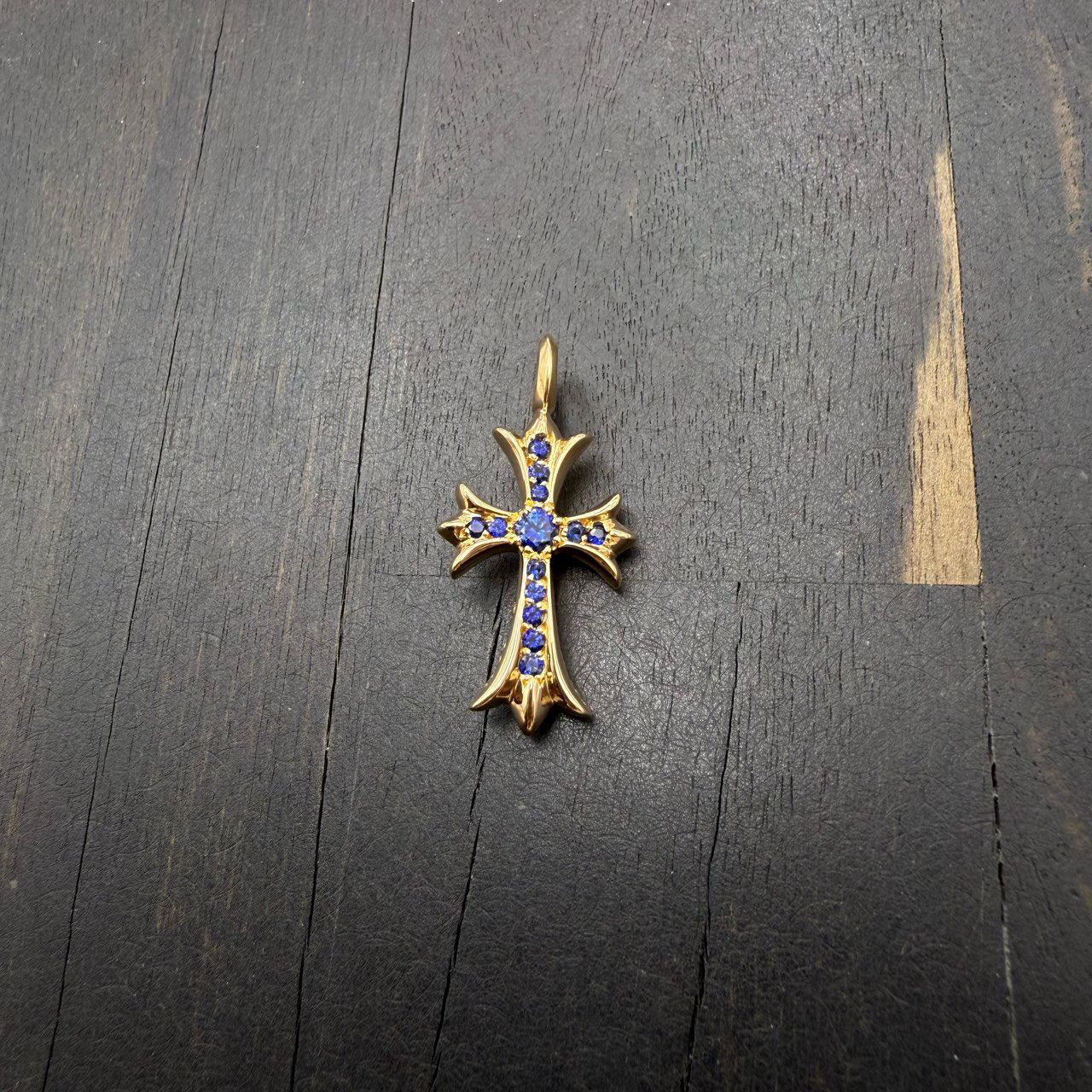 未使用 Chrome Hearts 克罗心 22k 蓝宝Tiny十字架吊坠