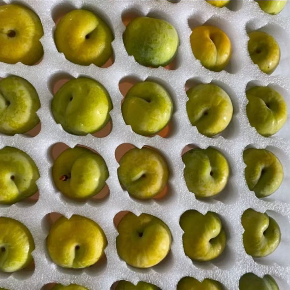 李子酸甜可口 一斤