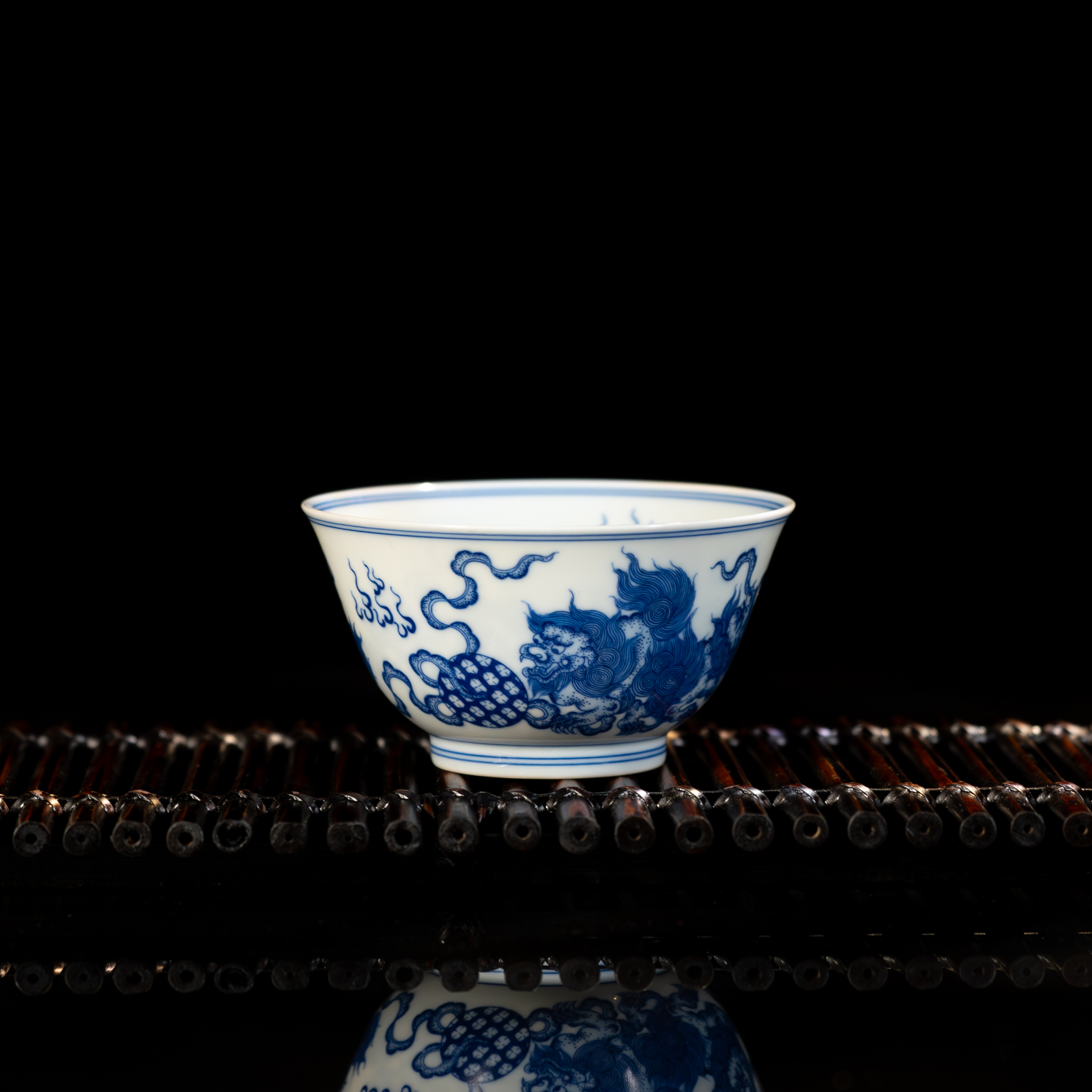 【瓷语阁】焱谷-狮子滚绣球-纯手工-青花-主人杯