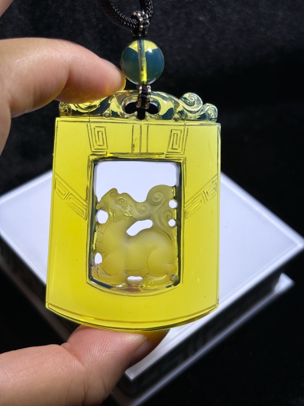 缅甸天然琥珀天空蓝立体镂空雕