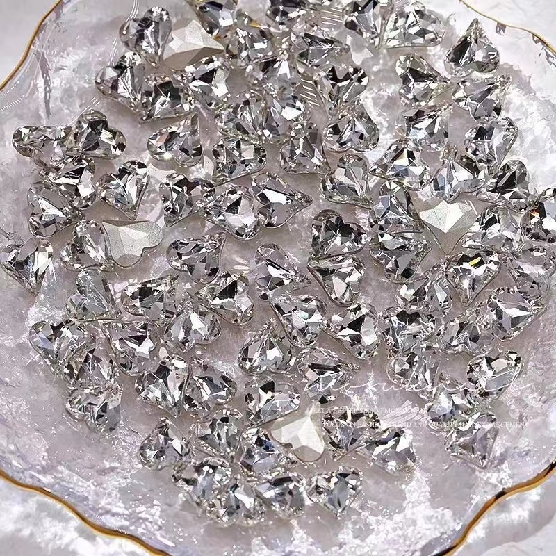 网红白色粉色歪心指甲钻美甲饰品爱心超闪k9尖底歪心美甲钻10颗