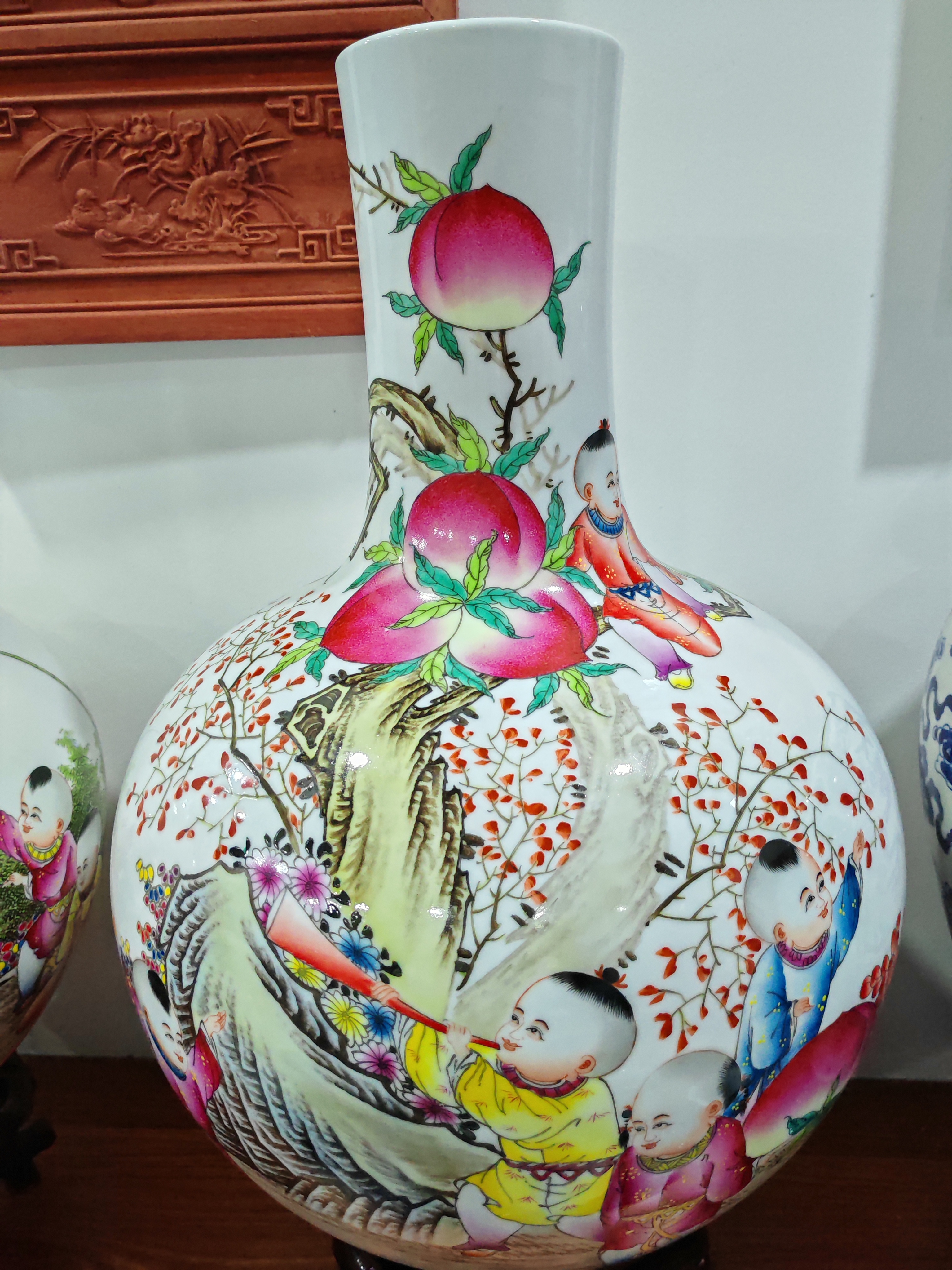 景德镇陶瓷九子攀桃的天球瓶