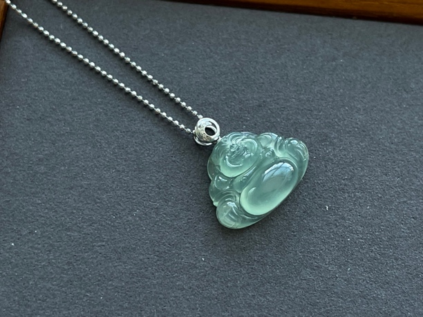 18K金镶钻高冰种晴水佛公翡翠吊坠玖樘翡翠