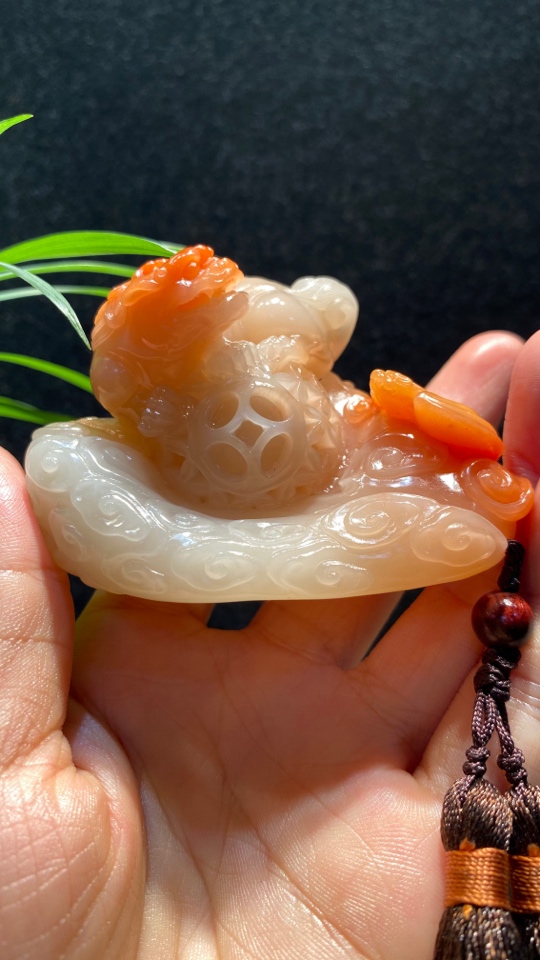 老挝精品俏色手把件     题材：福寿双全