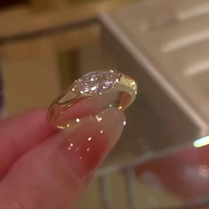 铜合金戒指 金马眼锆石戒指女时尚简约轻奢风异形钻素圈个性指环