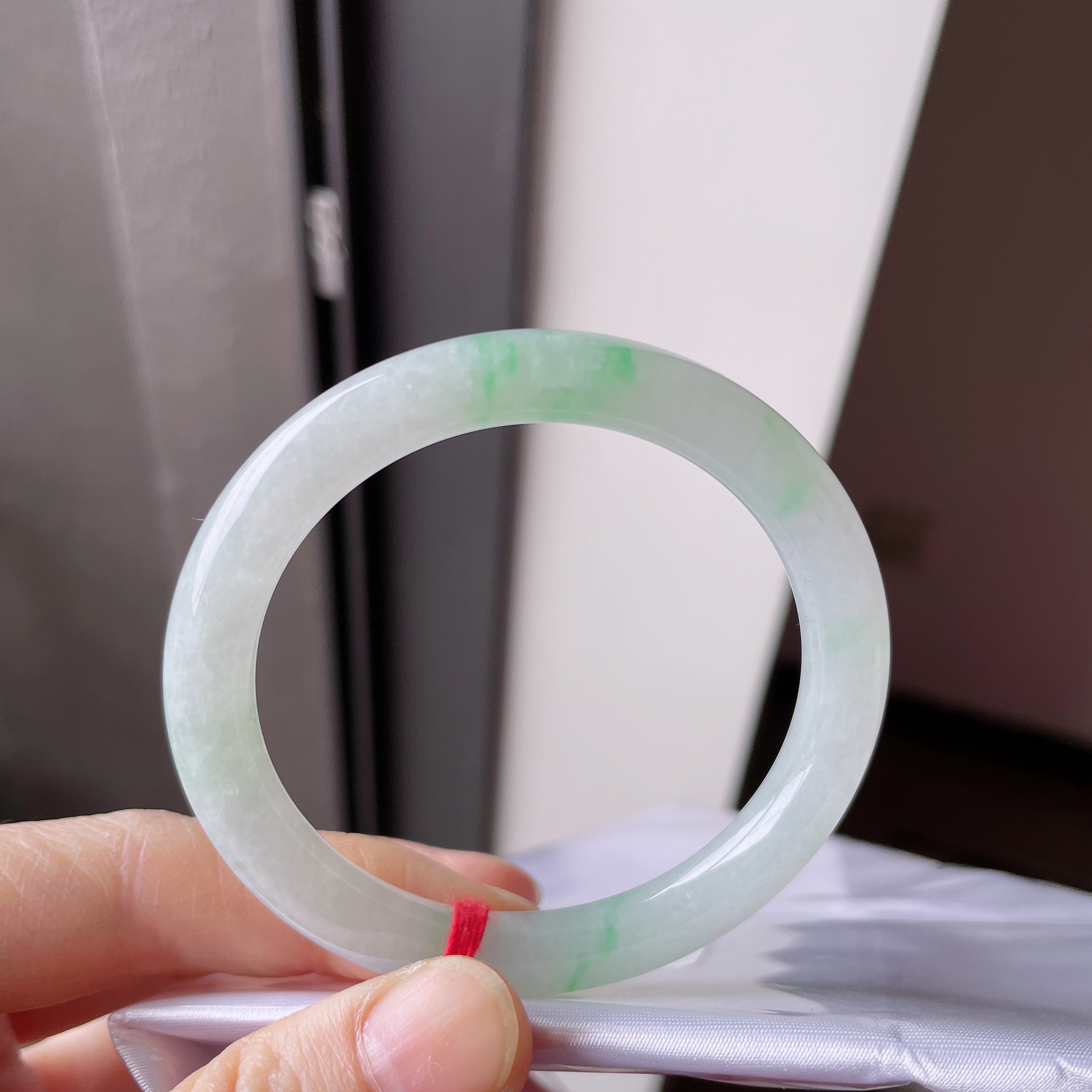 51圈口天然翡翠A货手镯冰透飘绿圆条美人镯高冰绿色精美玉镯女款