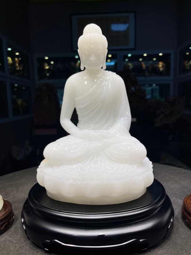 缅甸石圆雕精致作品、天然原石白色质地清爽干净、通透结晶完美结合