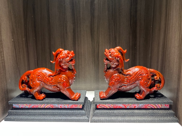 寿山石、原石质地非常细腻、色彩鲜艳丰富夺目、雕刻下细腻精致