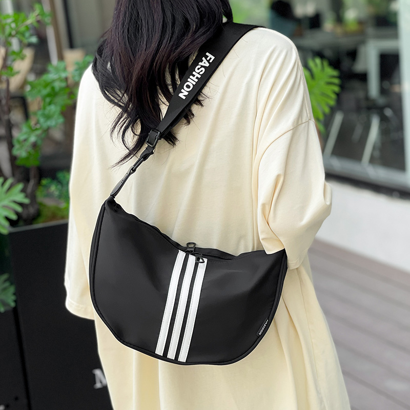 撞色时尚饺子包2024新款小众质感百搭月牙包牛津布休闲牛角斜挎包