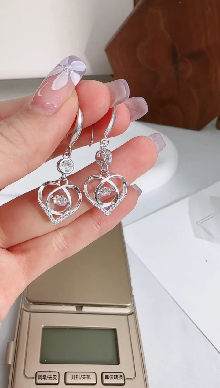 【闪购商品】灵动爱心耳钩