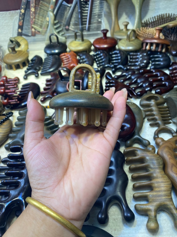 紫光檀多齿羊角按摩梳