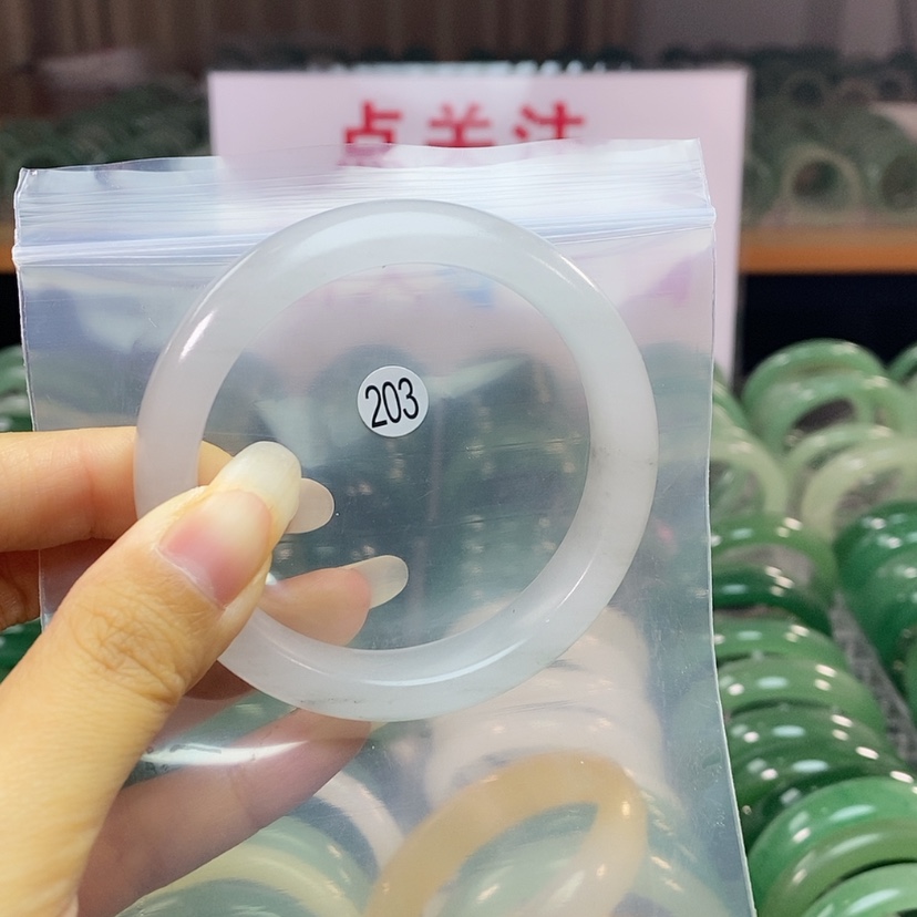 【闪购商品】石英质玉手镯未镶嵌56