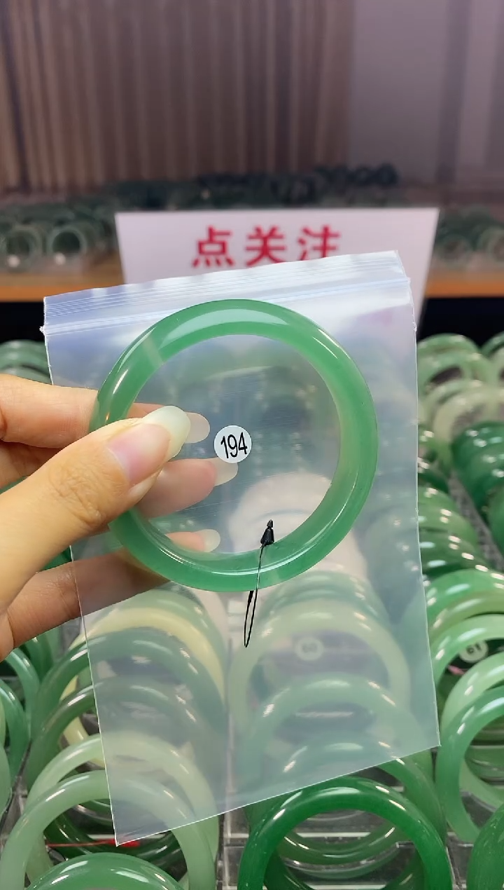 【闪购商品】石英质玉手镯未镶嵌60