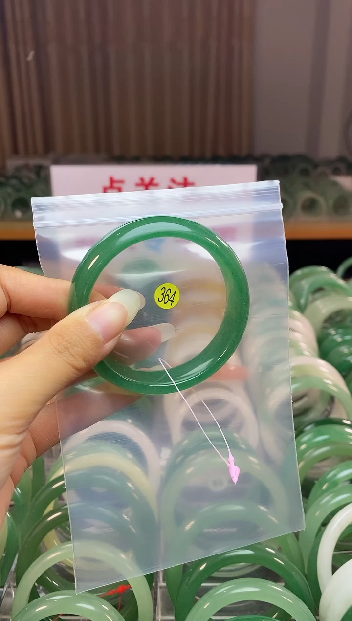 【闪购商品】石英质玉手镯未镶嵌56