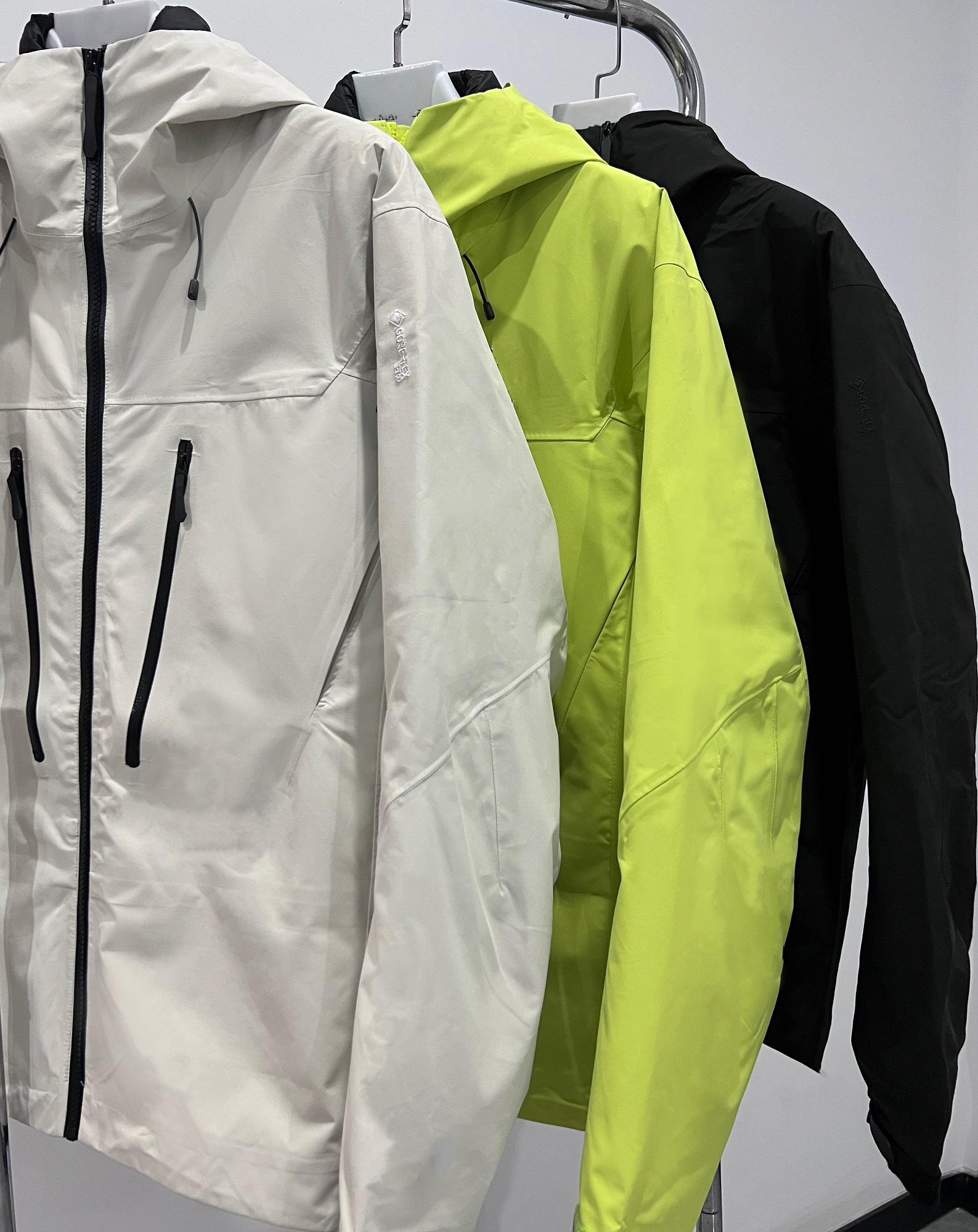 2023新款联名简约骨龙荧光连帽可拆卸冲锋外套【SV】Y1009