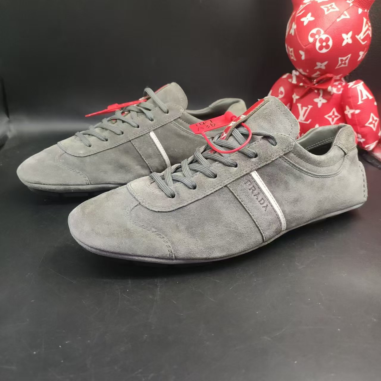 【隆星折扣】Prada/普拉达 40欧码 灰色麂皮拼接板鞋舒适百搭正品