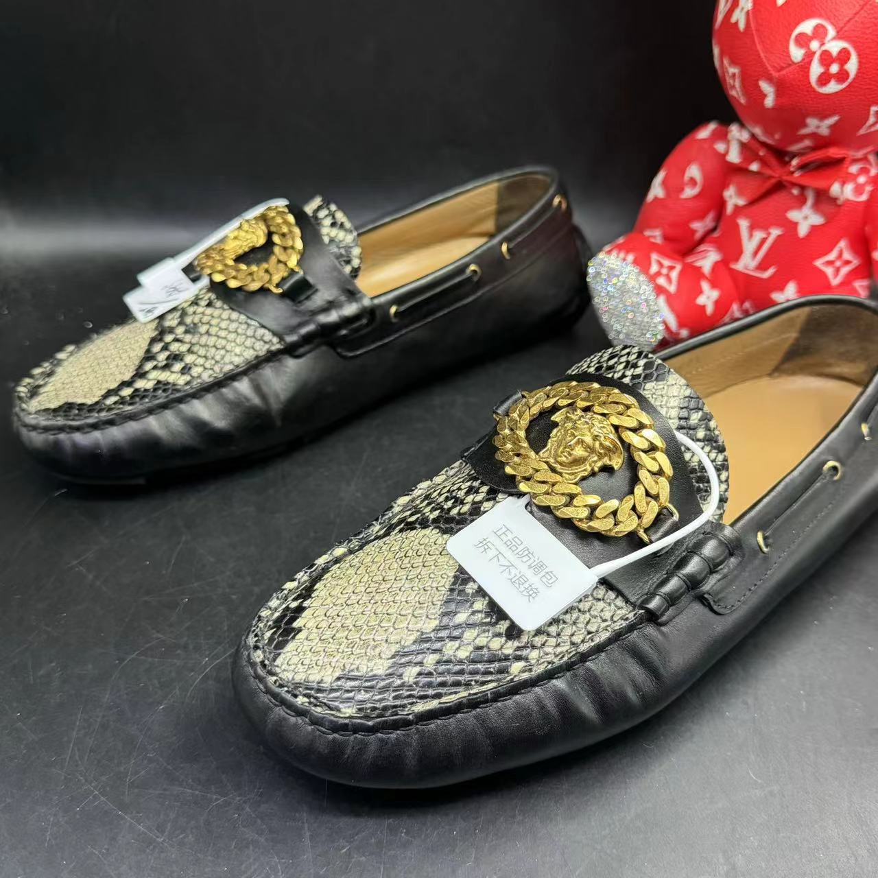 【隆星折扣】VERSACE/范思哲 40.5欧码 经典黑色豆豆鞋蛇纹印花舒适